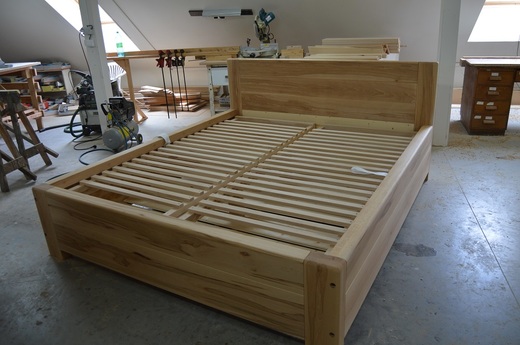 Buková masivní postel s úložným prostorem