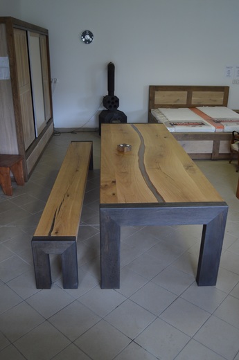 Dubový stůl s pryskyřicí a lavice