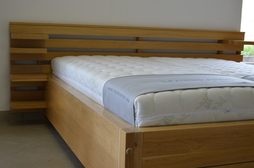 Dubová postel s variabilními nočními stolky
