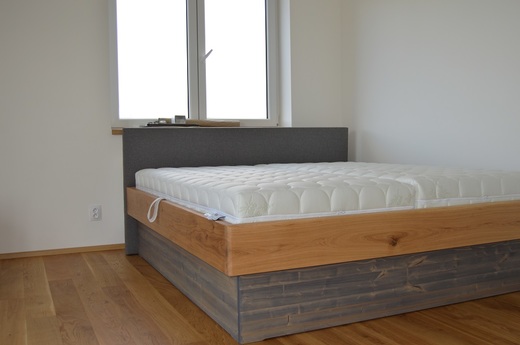 čalouněná postel Marerasso v kombinaci se dřevem