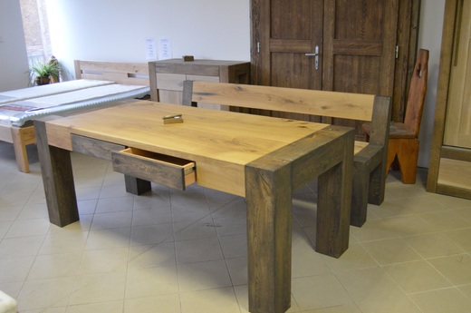 Masivní dubový stůl se zásuvkami