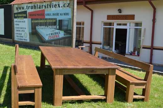 dubový stůl s lavicemi