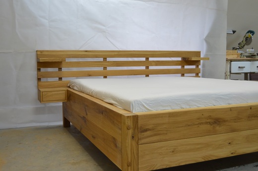 Dubová postel s variabilními nočními stolky
