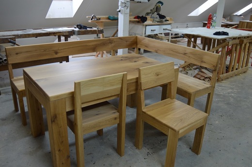 dubový stůl s lavicemi