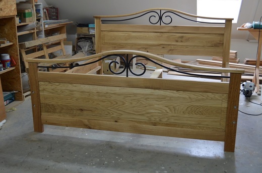 Dubová postel s kovovými prvky