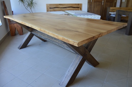 Dubový stůl s křížovými nohami