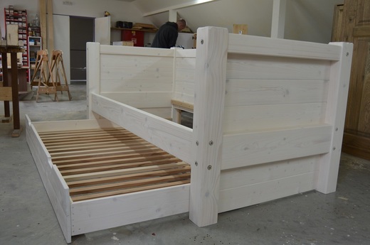 jednolůžková bílá trámová postel s úložným prostorem.J