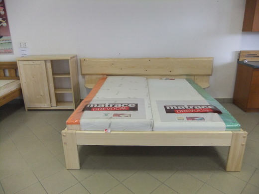Masivní dřevěná postel na zakázku od Truhlářství Ex