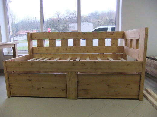 Masivní dřevěná postel na zakázku od Truhlářství Ex