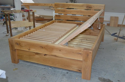 masivní dubová postel s úložným prostorem.JPG