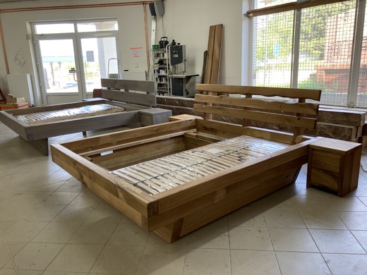 trámová s úložnými šuplíky