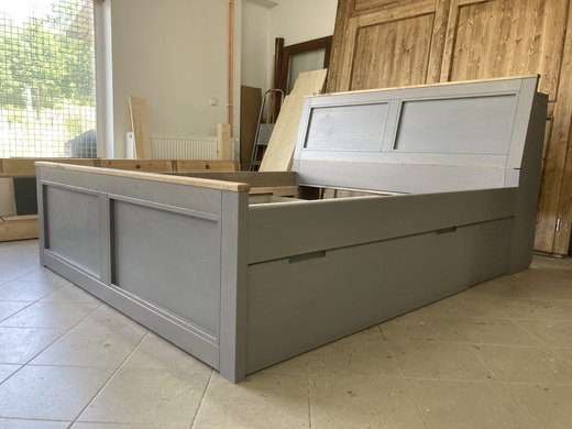 v čele u hlavy úložný prostor